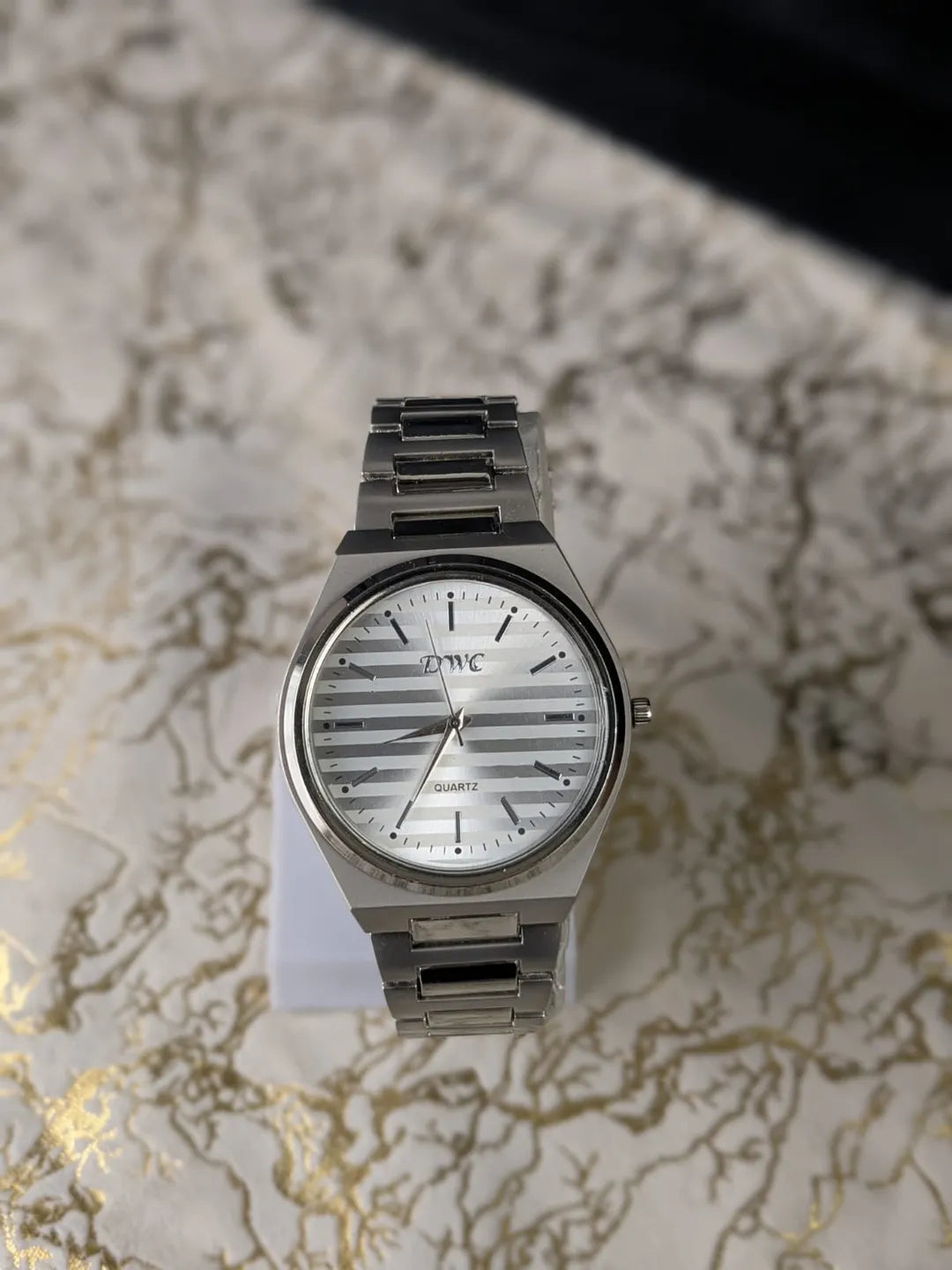 DWC Classic Quartz Analog Watch – Modern Minimalist Design with Premium Stainless Steel Strap and Scratch-Resistant Glass