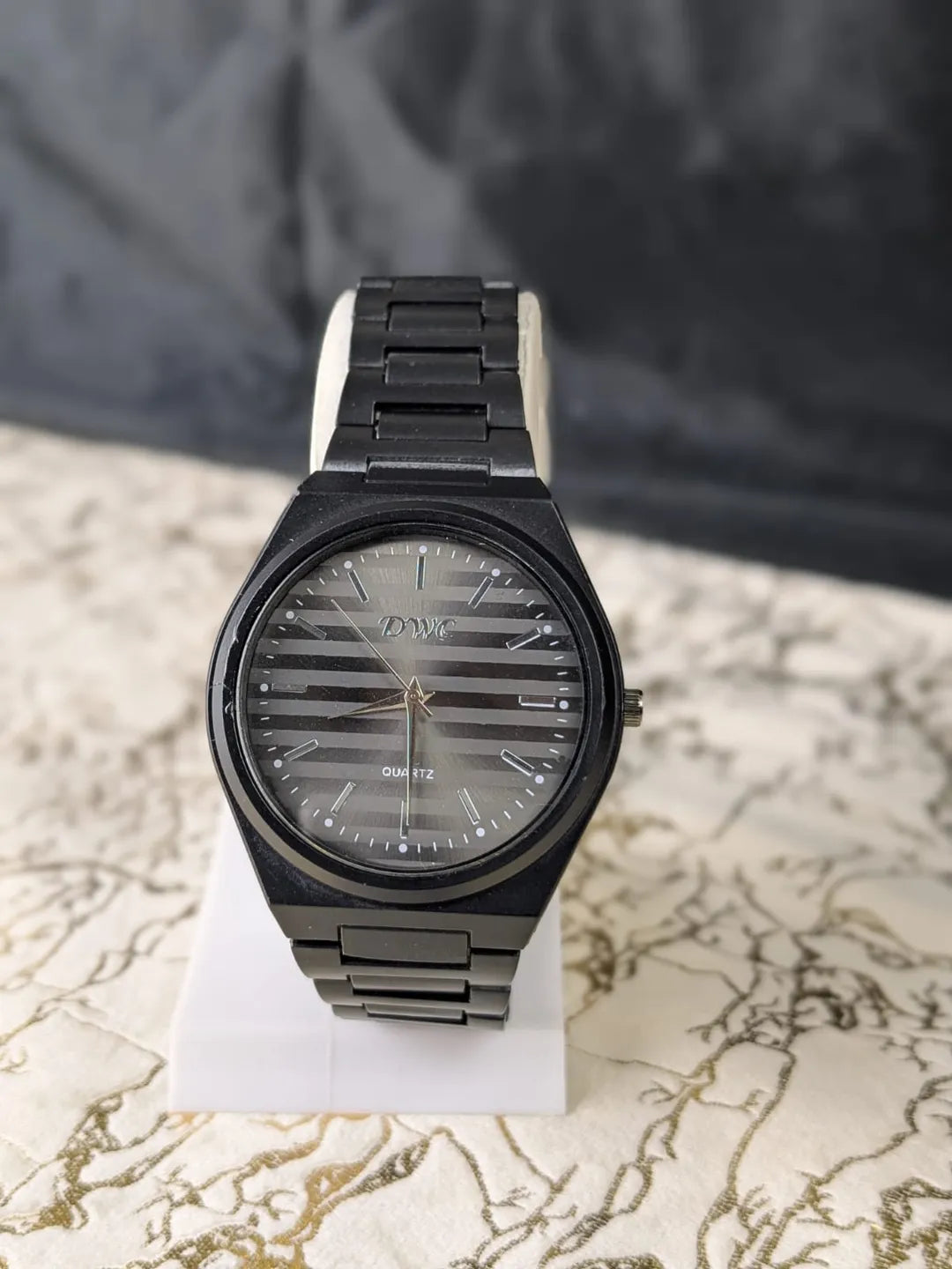 DWC Classic Quartz Analog Watch – Modern Minimalist Design with Premium Stainless Steel Strap and Scratch-Resistant Glass