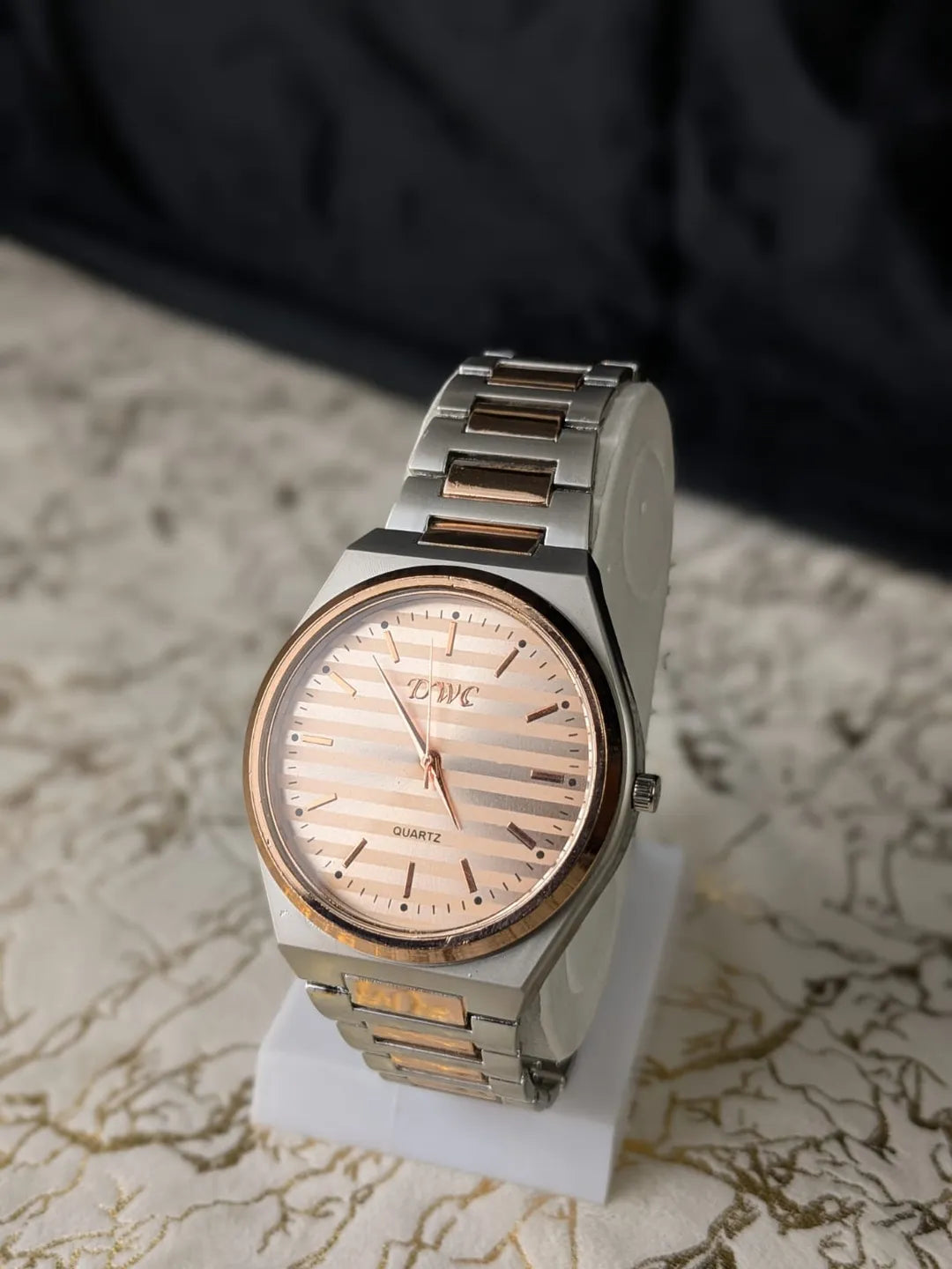 DWC Classic Quartz Analog Watch – Modern Minimalist Design with Premium Stainless Steel Strap and Scratch-Resistant Glass
